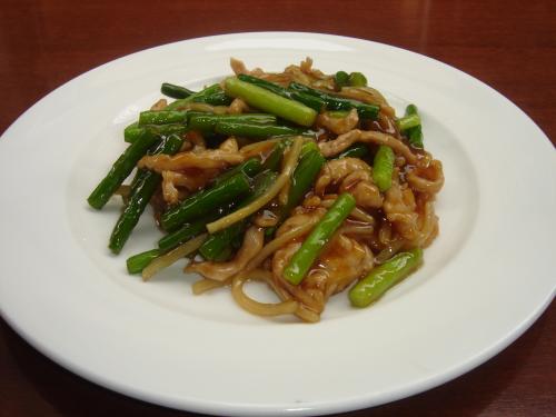 蒜苔炒肉絲 (豚肉とにんにくの茎の細切炒め)
