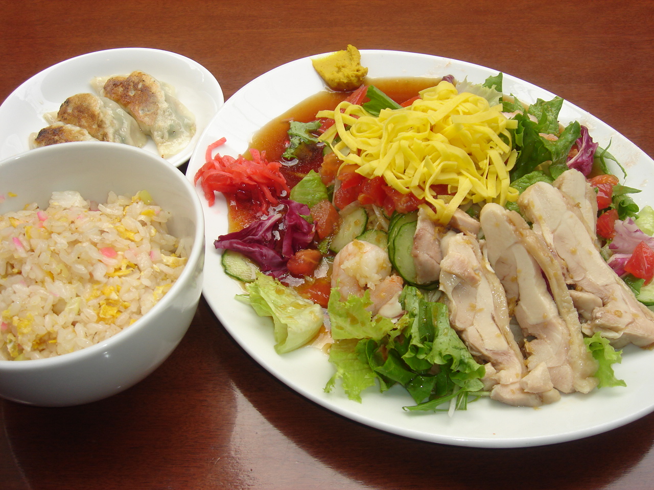蒸し鶏のサラダ風冷やし中華セット〈ミニ炒飯+餃子3ケ〉